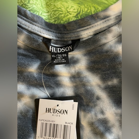 Hudson Jeans Shoulder Pad T-Shirt, Black Tie Dye, Big Girls XL or Women’s XS/S - Picture 4 of 7